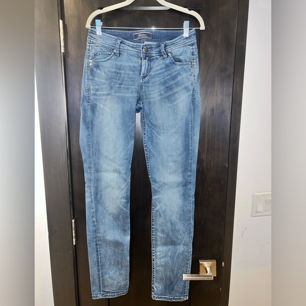 Tommy Bahama classic denim skinny jean pants. A staple for every wardrobe!
